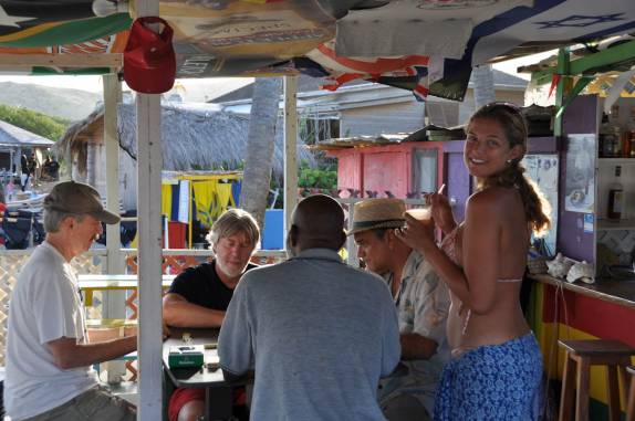 Mesa de dominó no bar em Cockleshell Bay, em St. Kitts, no Caribe